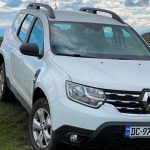 Белый Renault Duster на бездорожье, доступный напрокат в Кутаиси от Нанико