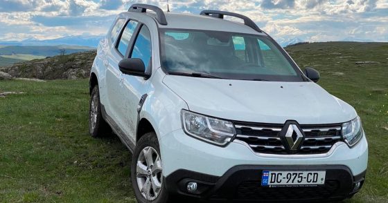 Белый Renault Duster на бездорожье, доступный напрокат в Кутаиси от Нанико